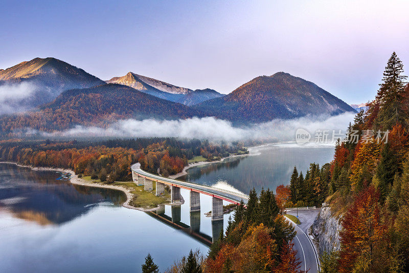 德国巴伐利亚州的Sylvensteinsee, Autmun的Sylvensteinspeicher湖